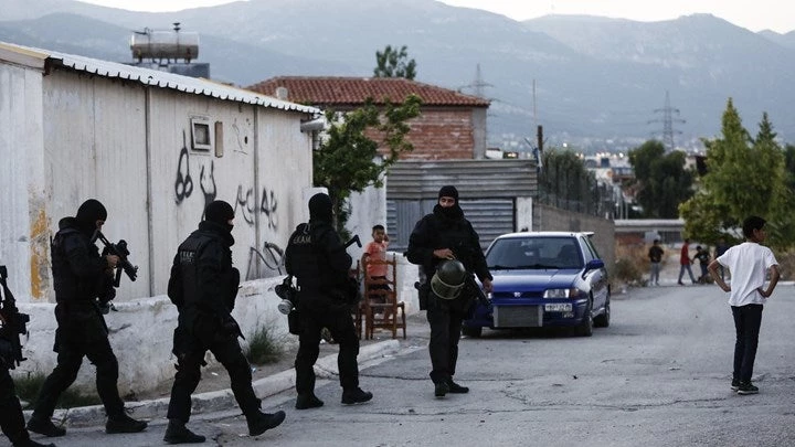 Αίσχος! Γύφτοι άρπαξαν το πιστόλι από αστυνομικό και…